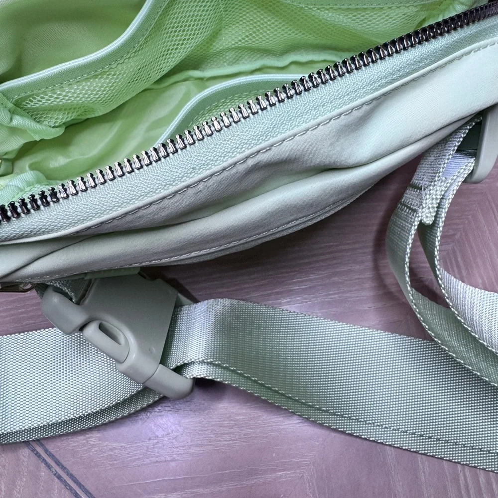 NEW ID Y Mint Green Waist Crossbody Shoulder Sling Pack adjustable strap.